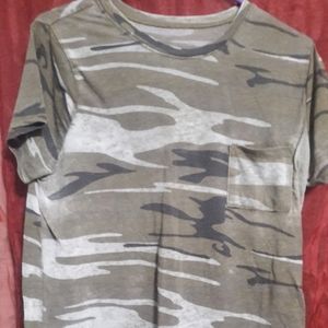 camo scoop neck t with front pocket